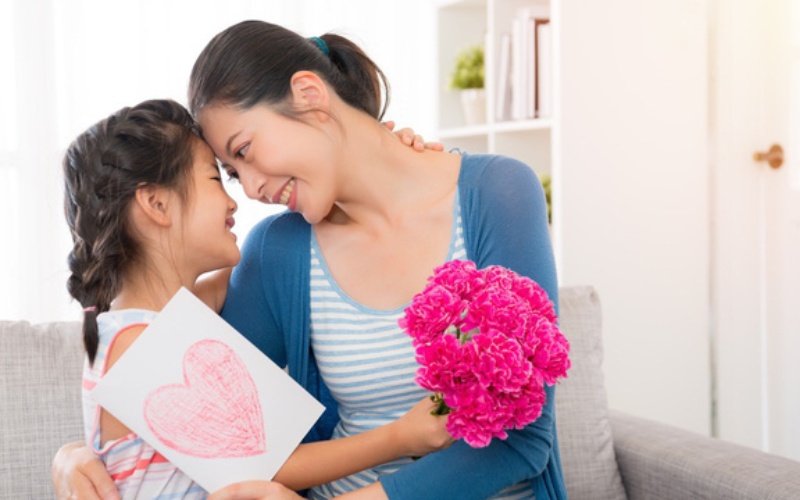 Mua hoa là quà tặng sinh nhật cho mẹ