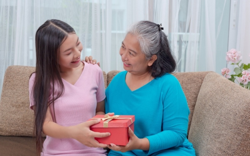 Chọn quà sinh nhật cho mẹ phải phù hợp với độ tuổi